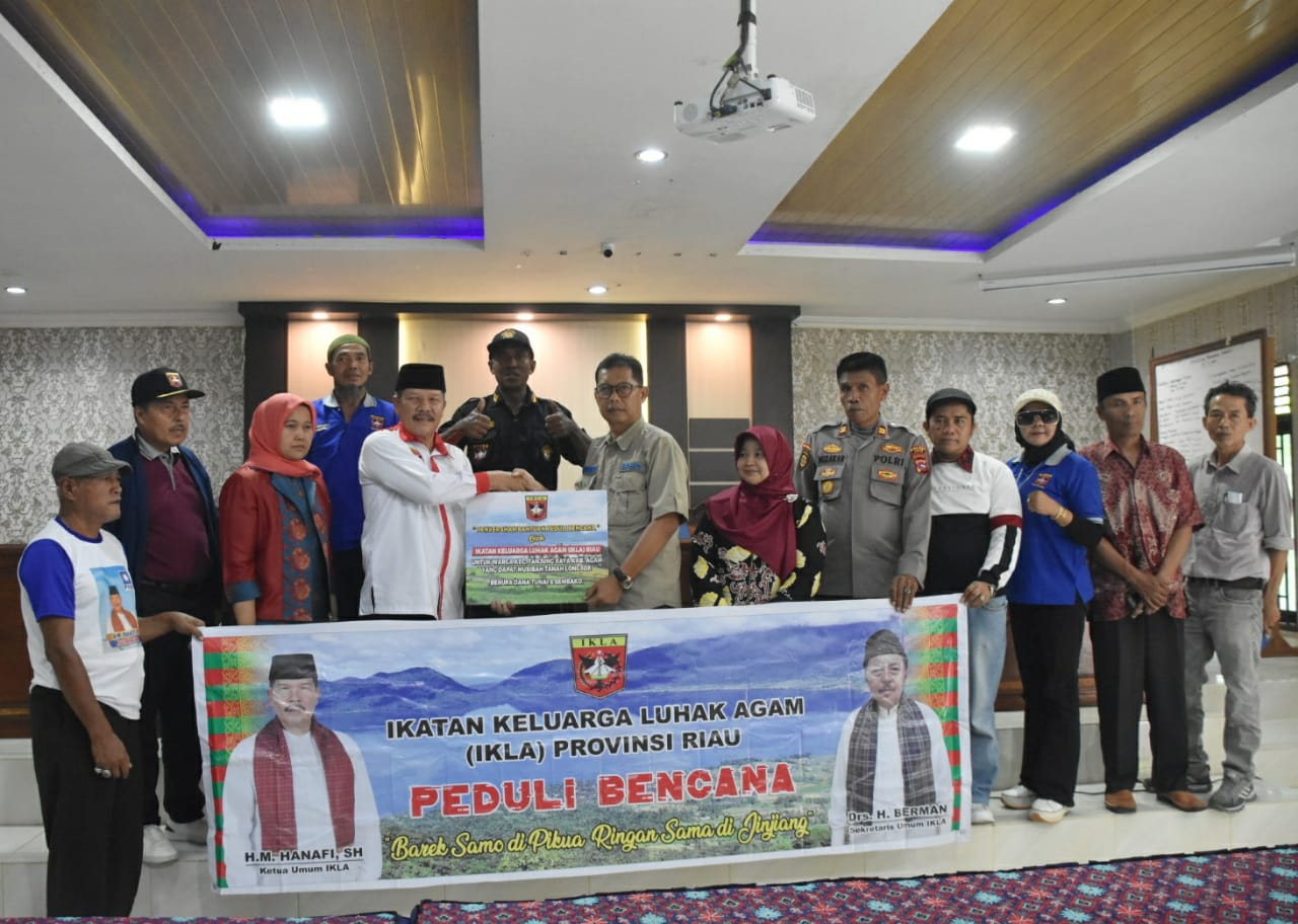 IKLA Riau salurkan bantuan secara simbolis pada Kalaksa BPBD Agam, Bambang Warsito